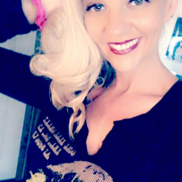 Meet your Posher, Renee Feel Free to offer ❤️ - Picture 8 of 10